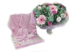 Букет цветов и подарок для новорожденной