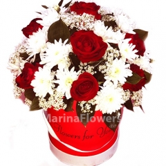 סידור פרחים במארז עגול מורדים אדומים וחרציות