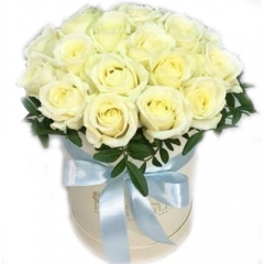 Шляпная коробка из белых роз